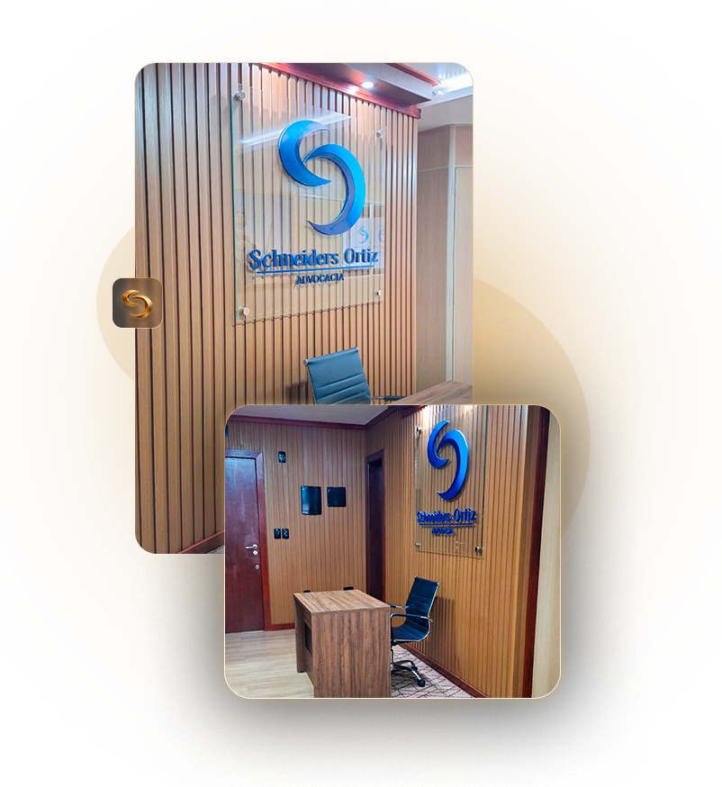 Escritório da Schneiders Ortiz Advocacia em Biguaçu/SC, com recepção moderna, painel de madeira e logo institucional